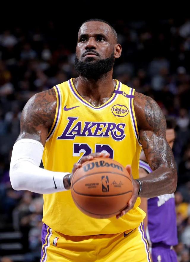 勇士不断突破！，詹姆斯连续十二场比赛得分超过锐不可当再创辉煌时刻-爱游戏体育