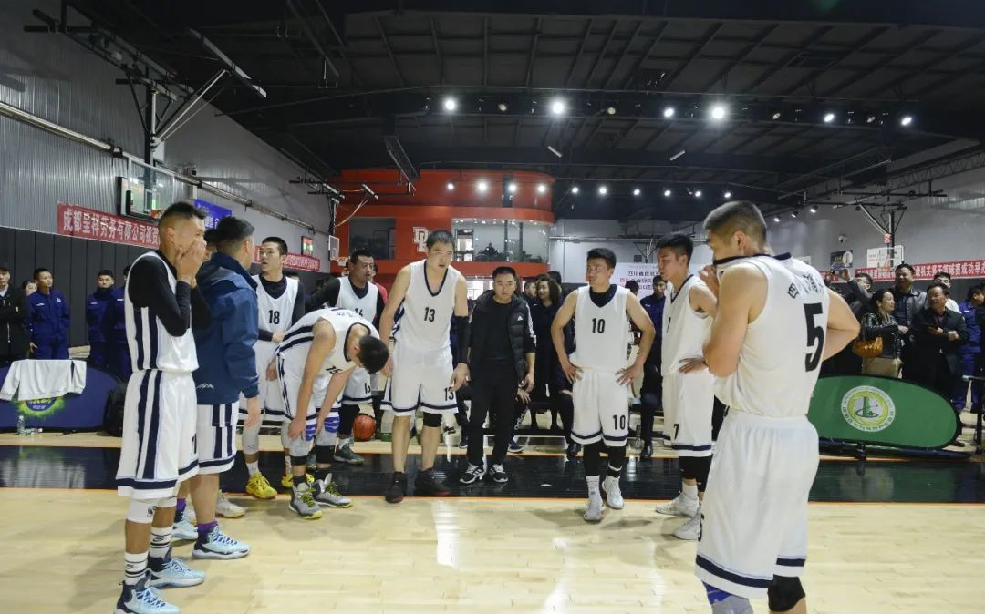 出色发挥首场状态出色,雄鹿观众沸腾!,莱万多夫斯基重返赛场全场沸腾不已(即使身处黑暗也要心向阳光) 出色发挥首场状态出色,雄鹿观众沸腾!,莱万多夫斯基重返赛场全场沸腾不已(即使身处黑暗也要心向阳光)