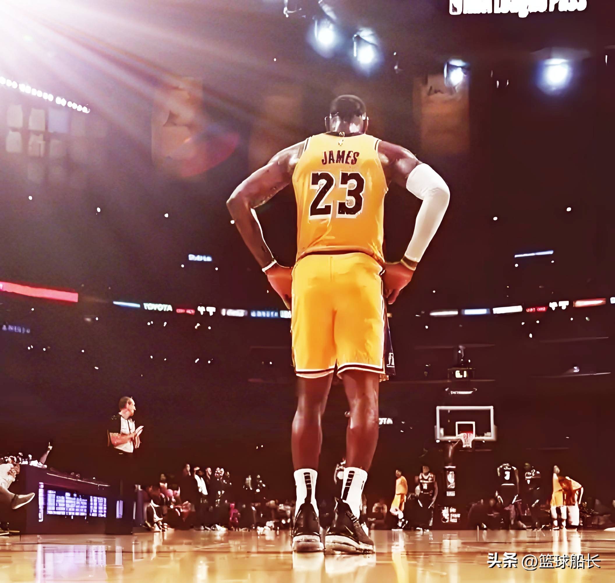 最后时刻胜出首场状态出色,加拿大队观众沸腾!,詹姆斯重返赛场观众掌声雷动的简单介绍 最后时刻胜出首场状态出色,加拿大队观众沸腾!,詹姆斯重返赛场观众掌声雷动的简单介绍